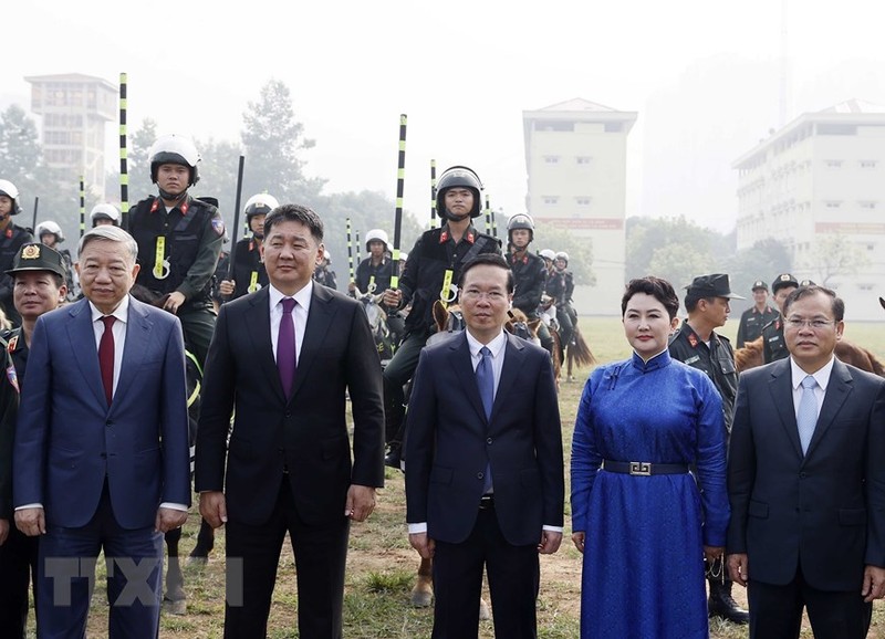 越南国家主席武文赏和蒙古国总统乌赫那·呼日勒苏赫以及机动警察骑兵代表。