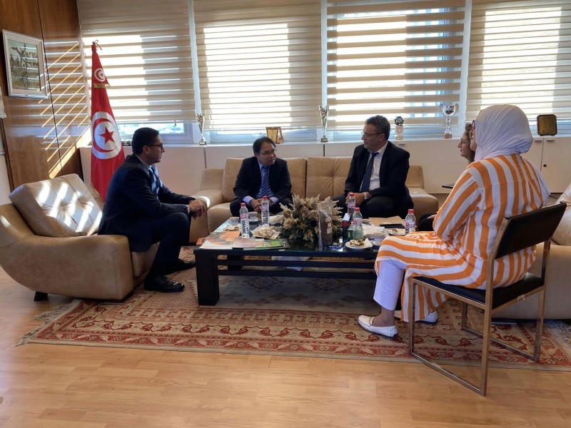 越南商务参赞黄德润会见突尼斯商务局领导。