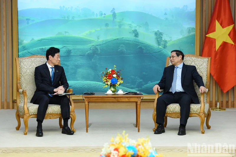 范明正总理会见日本经济贸易与工业产业大臣西村康稔。（陈海 摄）
