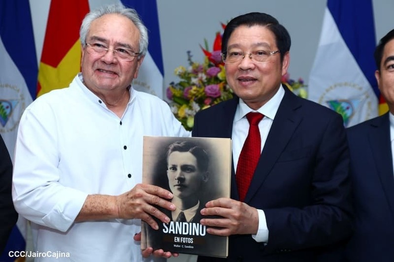 潘廷镯同志与尼加拉瓜议会议长古斯塔沃·波拉斯·科尔特斯。（图片来源：越通社）