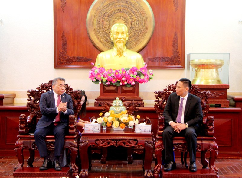 芹苴市人民委员会副主席阮现实与菲律宾驻越南特命全权大使。（图片来源：越通社）