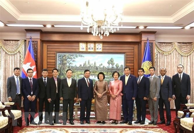 柬埔寨王国新一届国会主席昆索达莉与双方代表合影。（图片来源：越通社）
