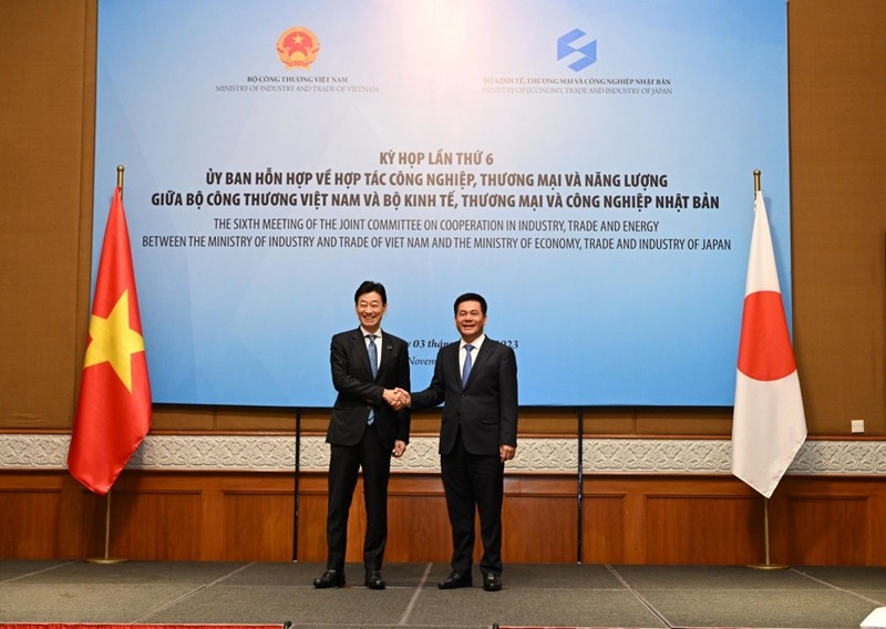 越南工贸部部长阮鸿延和日本经济贸易与工业产业大臣西村康稔。（图片来源：越共电子报）