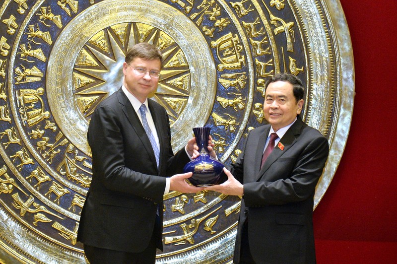 越南国会常务副主席陈青敏与欧盟委员会执行副主席瓦尔迪斯。（图片来源：人民代表报）