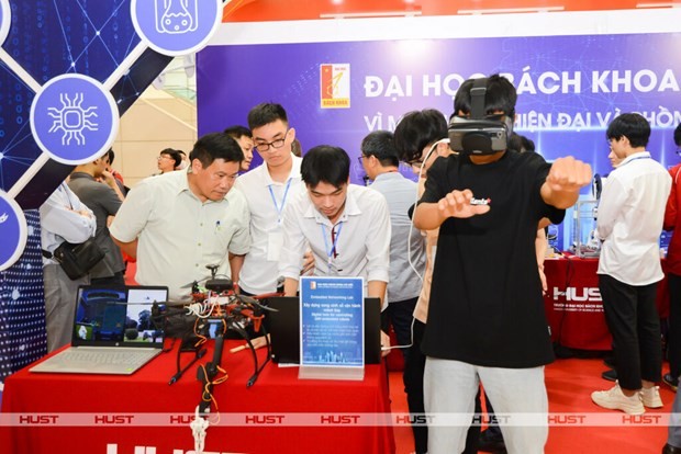 河内理工大学学生在2023 Techfest Hanoi活动上介绍技术产品。（图片来源：HUST）