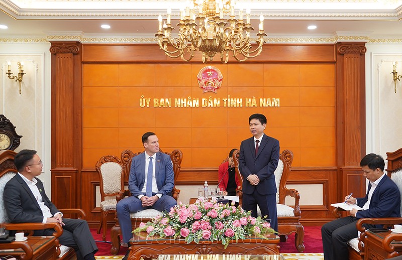 越南欧盟商会主席加博尔·弗鲁特与河南省人民委员会主席张国辉。（图片来源：河南报）