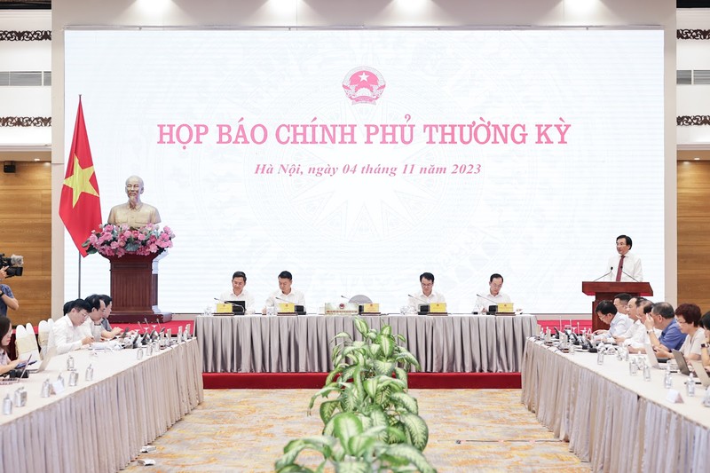 越南政府办公厅主任陈文山在2023年10月政府例行记者会上发表讲话。
