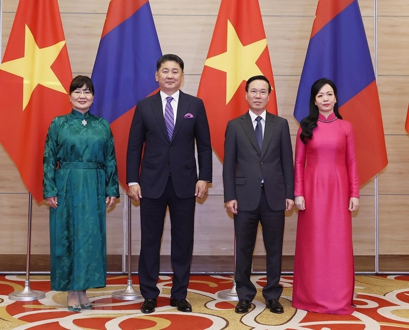 越南国家主席武文赏（右二）和夫人（右一）、 蒙古国总统呼日勒苏赫（左二）和夫人（左一）。（图片来源：越通社）
