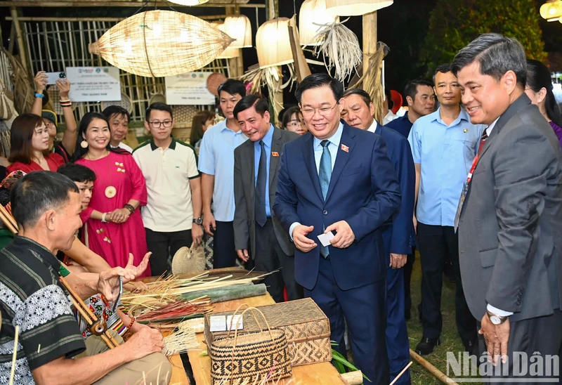 越南国会主席王廷惠出席2023年越南手工艺村保护与发展节。（图片来源：维灵 摄）