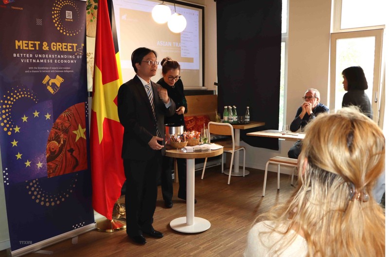 越南驻比利时和欧盟商务参赞陈玉军在研讨会上发表讲话。（图片来源：越通社）