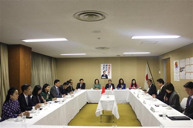 河内市代表团与日本自民党领导举行工作工作会议。
