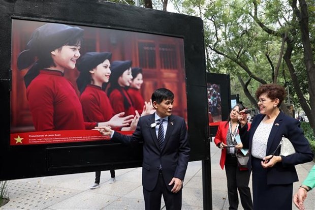 越南驻墨西哥大使阮横年介绍摄影作品。（图片来源：越通社）