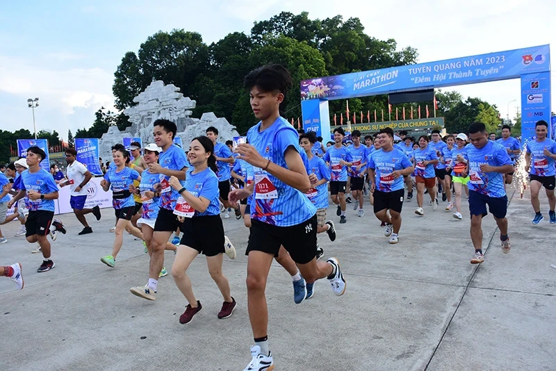 500多名运动员参加宣光马拉松赛。