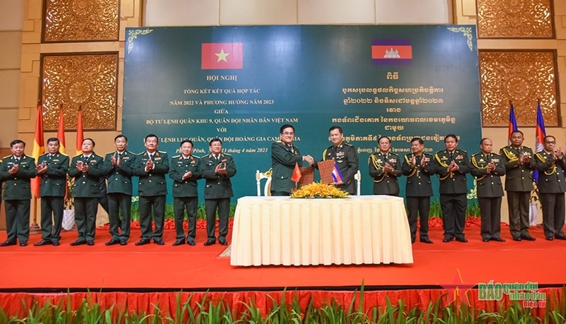 于2023年4月召开的越南人民军第九军区司令部与柬埔寨王家军陆军司令部总结合作会议场景。