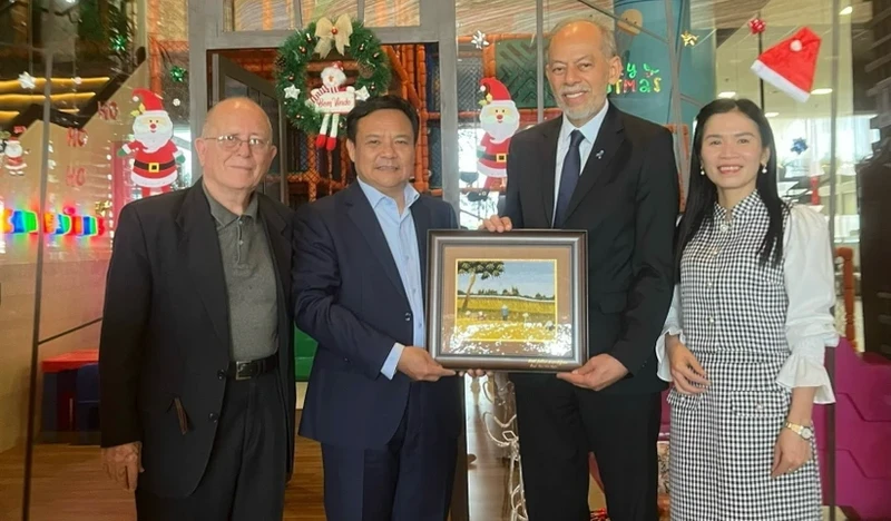 越南新任驻巴西大使裴文毅向巴西科技创新部副部长、巴越友好协会主席伊纳西奥·阿鲁达赠送礼物。（图片来源：越通社）