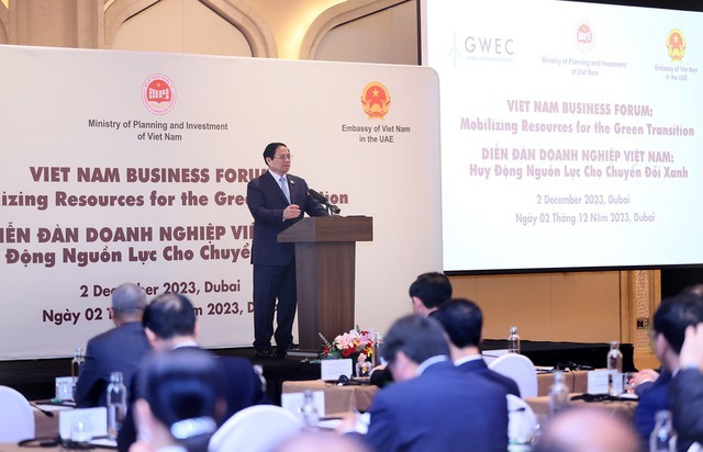 越南政府总理范明正出席题为“为绿色转型调动资源”的企业论坛。（图片来源：VGP）