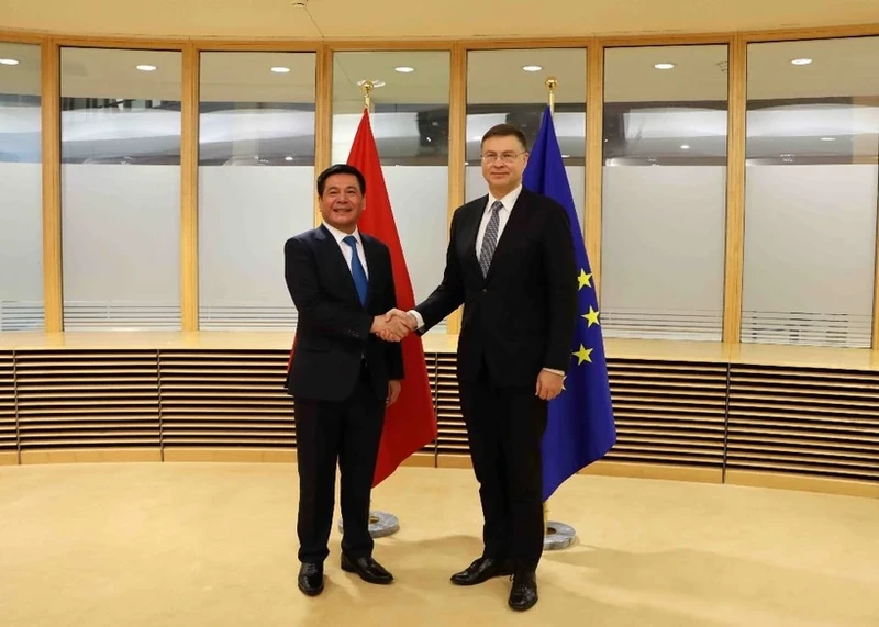 越南工贸部部长阮鸿延和欧盟贸易专员瓦尔迪斯·东布罗夫斯基斯。
