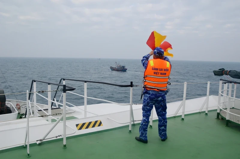 越南海警与中国海警从11月29日至12月1日在北部湾分界线邻近海域开展2023年第二次北部湾海域联合巡逻。（图片来源：越通社）