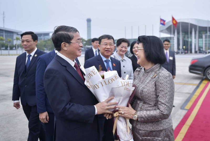 越南国会副主席阮德海在内排国际机场向柬埔寨国会主席送鲜花和送行。