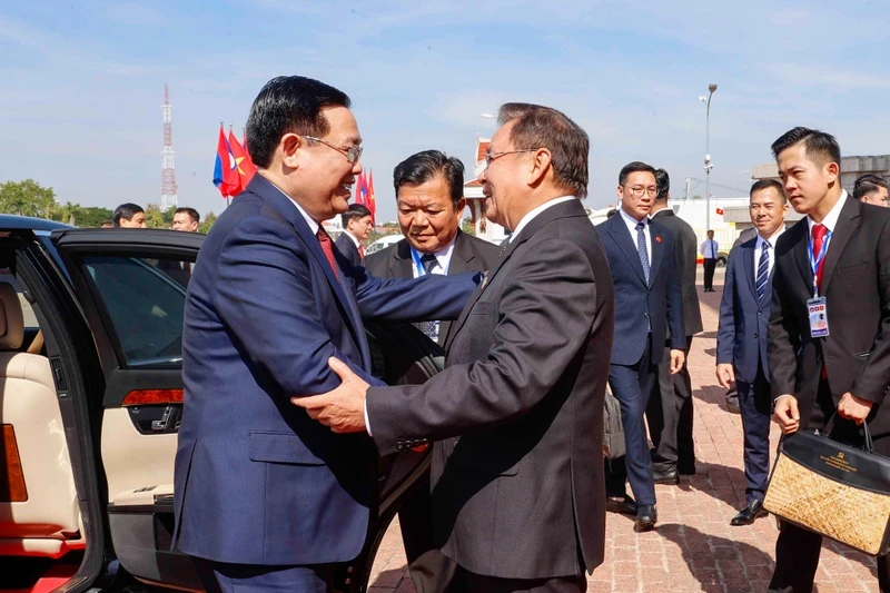 老挝国会主席赛宋蓬·丰威汉欢迎越南国会主席王廷惠。