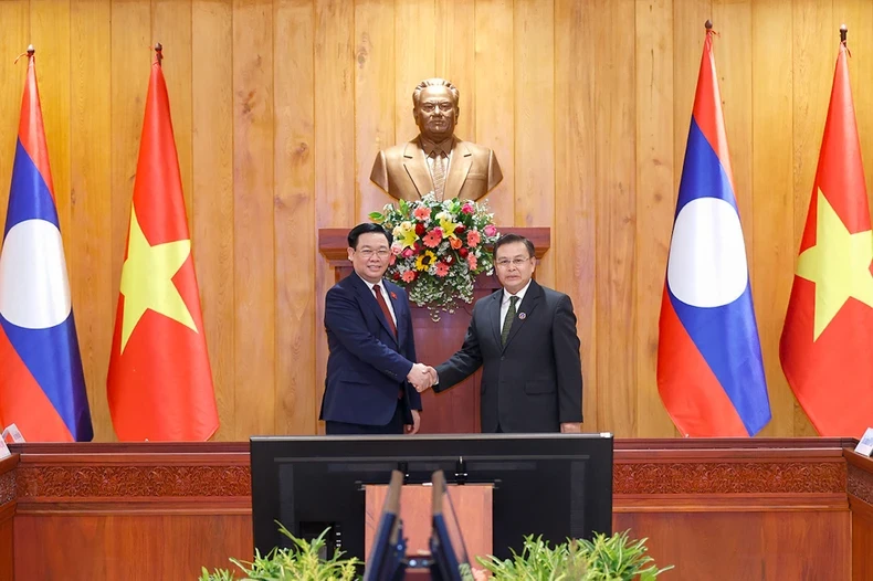 越南国会主席王廷惠与老挝国会主席赛宋蓬·丰威汉。