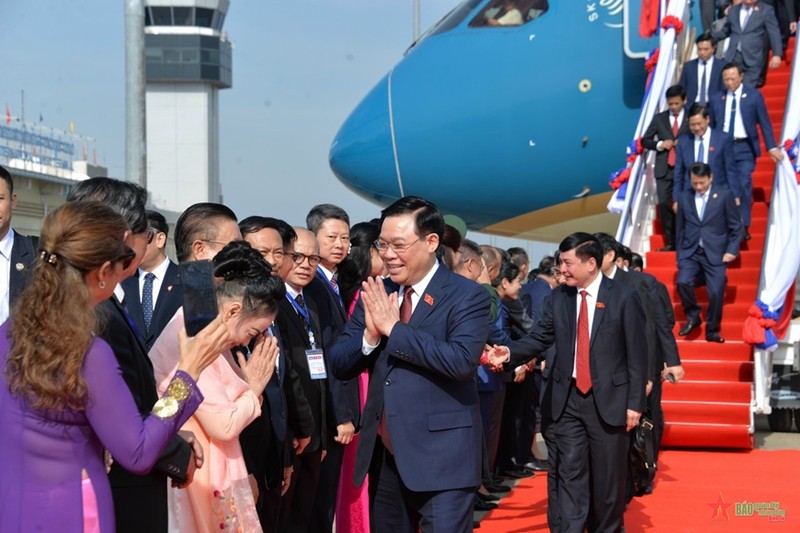 越南国会主席王廷惠抵达万象。（图片来源：人民军队报）