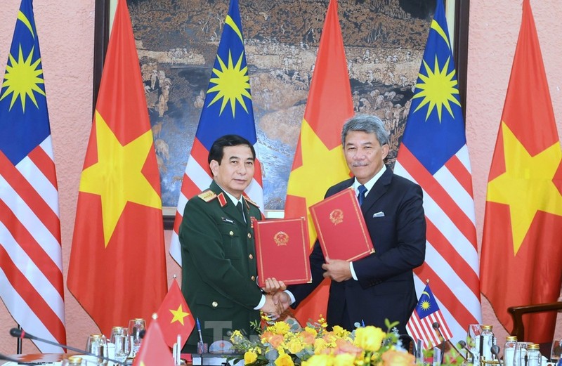 潘文江大将与马来西亚国防部长穆罕默德·哈桑签署了防务合作谅解备忘录。（图片来源：前锋报）