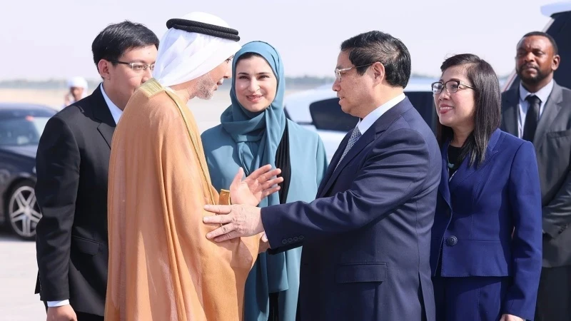 阿联酋官员来到机场送行范明正总理与夫人一行。