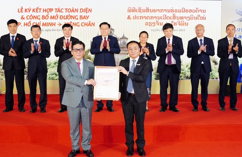 越南国会主席王廷惠出席越捷和老挝航空合作协议签字仪式。