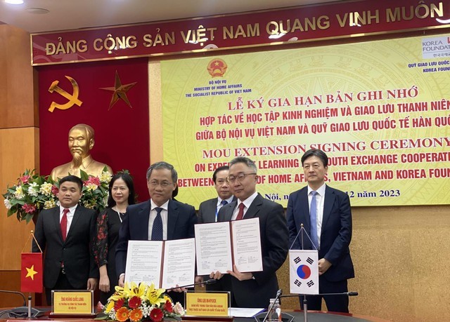 越南内务部青年事务司与韩国国际交流财团东盟文化中心合作备忘录续签仪式。（图片来源：《青年报》）