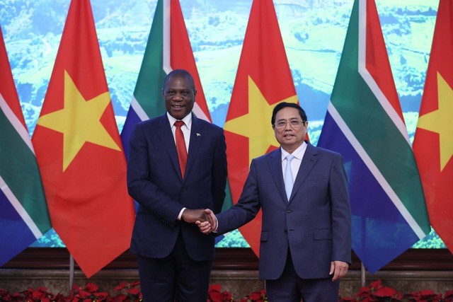 越南政府总理范明正会见南非副总统保罗·马沙蒂莱。（图片来源：VGP）