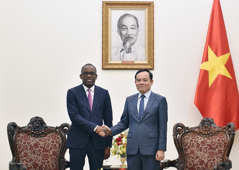 越南政府副总理陈流光会见贝宁外长巴卡里。（图片来源：VGP）