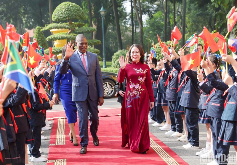 越南国家副主席武氏映春欢迎保罗·马沙蒂莱副总统访越。