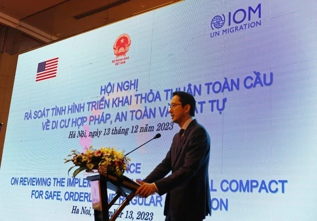 越南外交部副部长杜雄越先生在会议开幕式上发言。（图片来源：VGP）