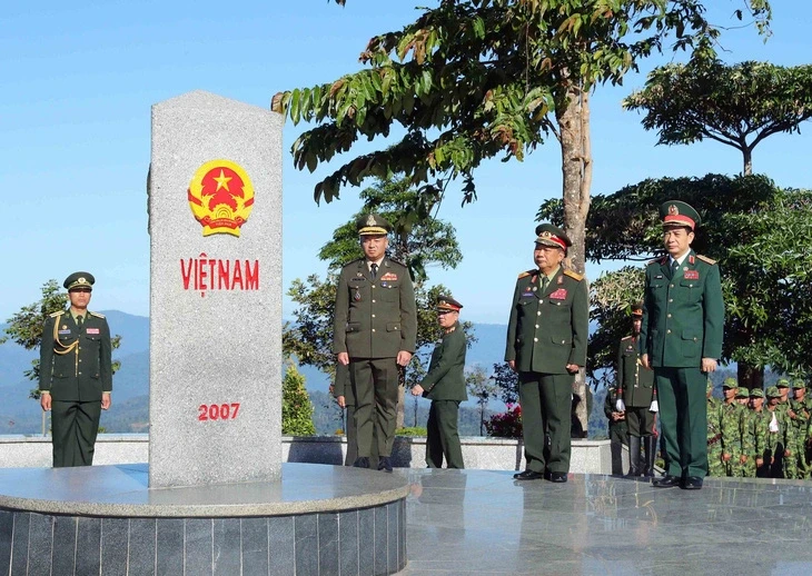 首届越老柬边境国防友好交流活动在越南举行。