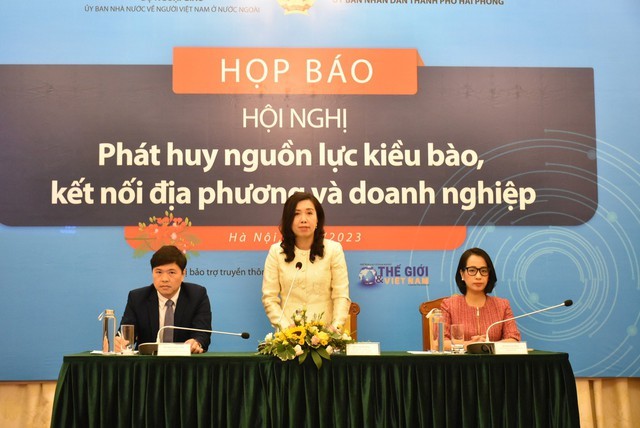 越南外交部副部长、海外越南人国家委员会主任黎氏秋姮在例行记者会上发言。