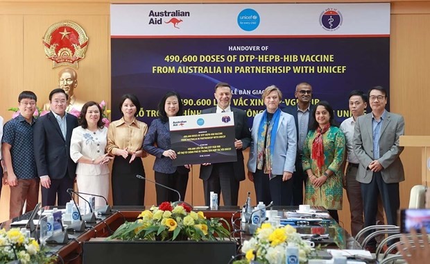 澳大利亚政府通过联合国儿童基金会资助的490600剂五合一疫苗的交接仪式。
