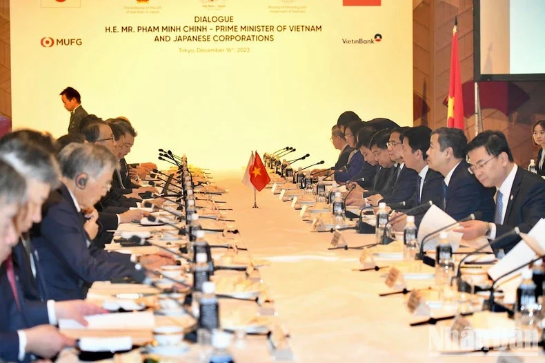 范明正总理与日本大型经济集团举行座谈会。