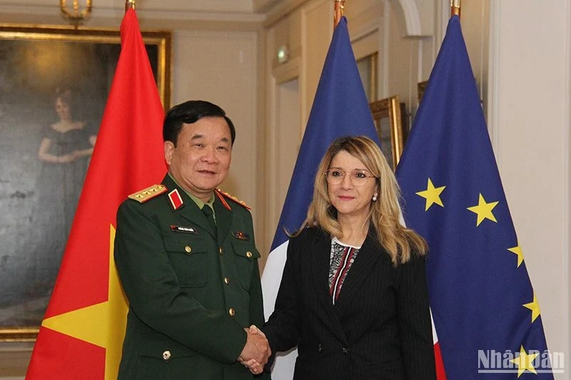 越南国防部副部长黄春战上将会见法国政府负责老兵事务的国务秘书Patricia Miralles女士。