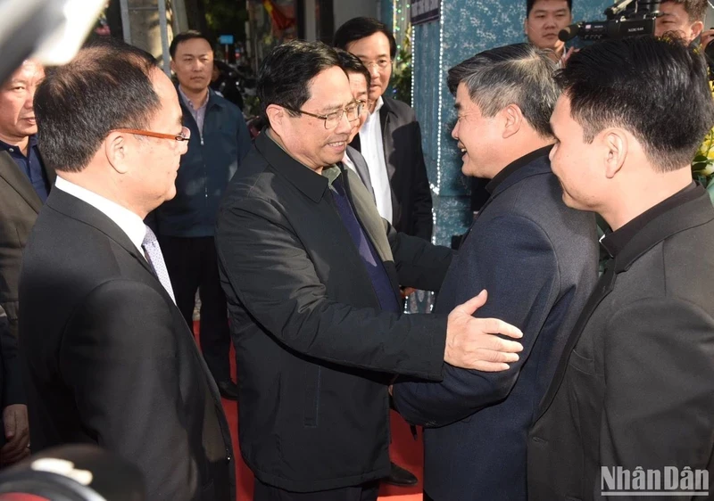 越南政府总理范明正走访慰问北江省堂区神父和天主教信徒。