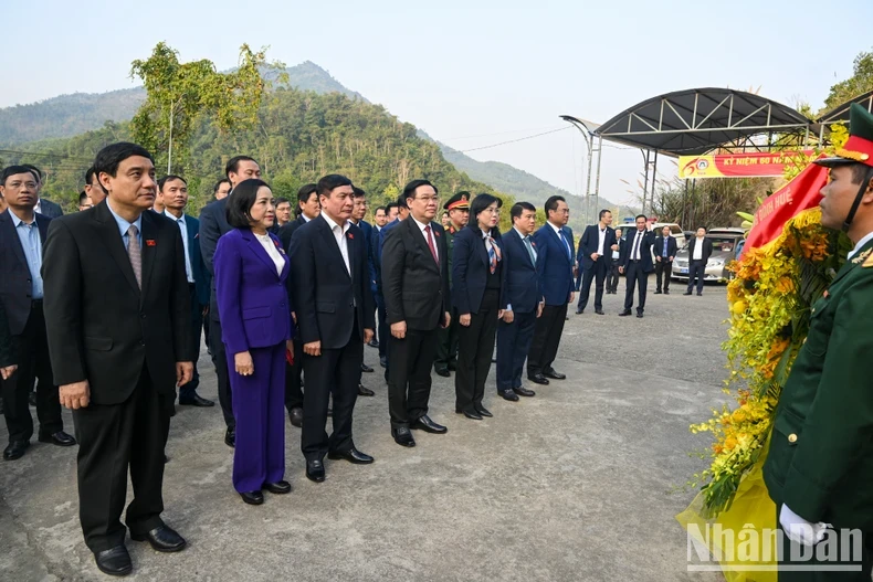 越南国会主席王廷惠一行在太原省定化安全区国家特殊遗迹区敬香缅怀胡志明主席。