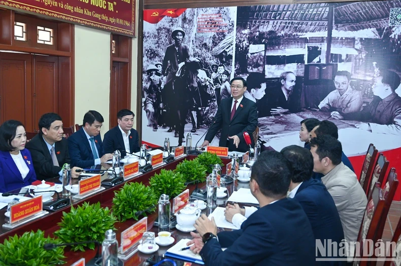 国会主席王廷惠在定化县新农村建设工作会议上发表讲话。