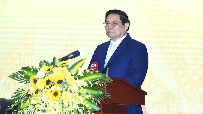 越南政府总理范明正出席会议。