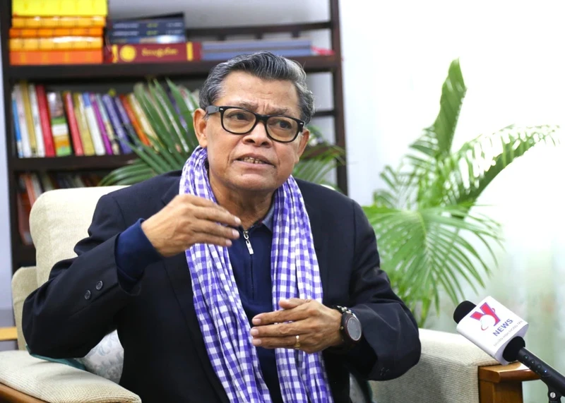 柬埔寨Panasastra大学历史学教授松博·马纳拉接受越通社记者采访。