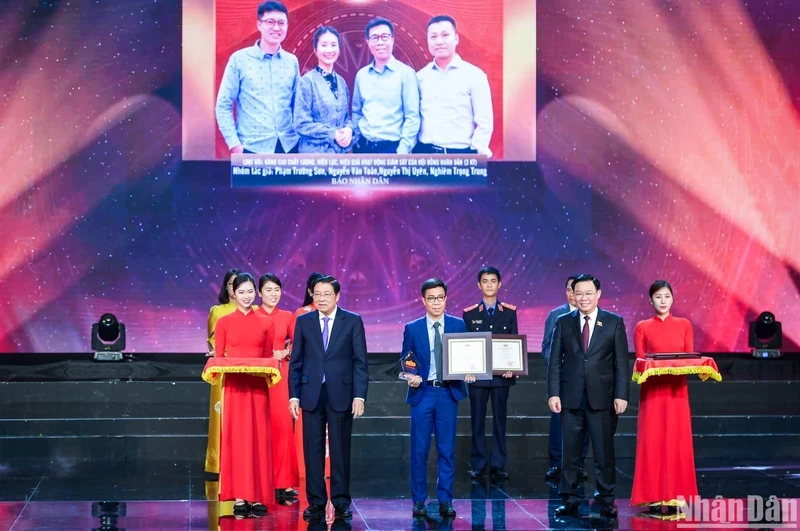 国会主席王廷惠和越共中央政治局委员、中央书记处书记、中央内政部部长潘廷镯向《人民报》社记者组代表颁发一等奖。