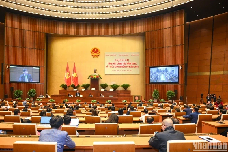 国会常委会同政府于2023年9月6日首次成功召开关于落实第十五届国会法律和决议的全国会议。