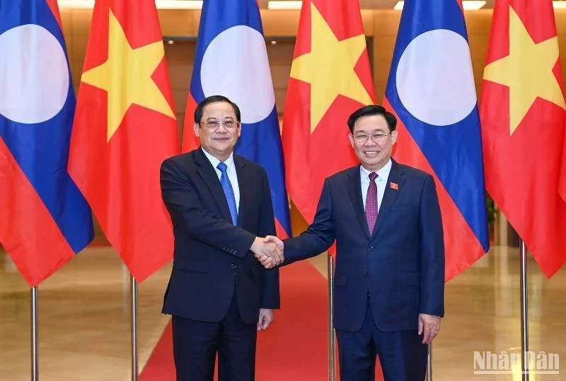 越南国会主席王廷惠会见老挝总理宋赛·西潘敦。