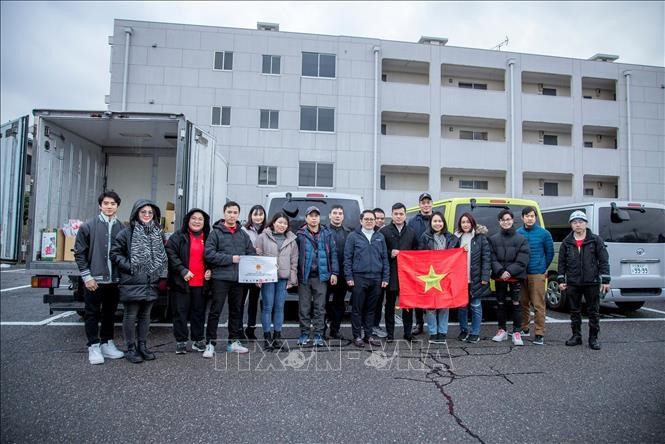 越南驻大阪总领事代表团前往灾区慰问越南受灾群众。