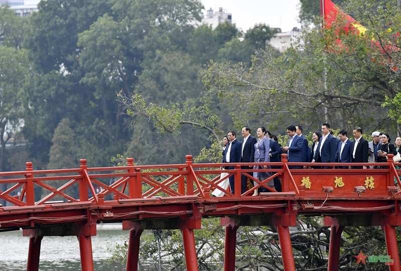 越老两位政府总理携夫人参观河内玉山祠。（图片来源：人民军队报）