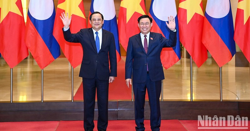 越南国会主席王廷惠与老挝政府总理宋赛·西潘敦。